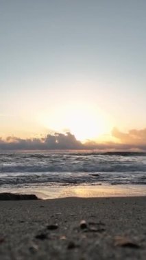 Bu dikey videoyla sakin bir sahil yolculuğuna çıkın ve Alanya 'nın büyüleyici deniz manzarasını gösterin. Canlı duvar kağıdının, huzurlu atmosferin ve insanların mutluluğunun tadını çıkarın.