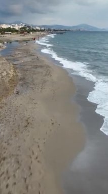 Bu dikey videoyla denizin serenatında Alanya 'nın büyüleyici sahil güzelliğini yakalayın. Canlı duvar kağıdının, huzurlu atmosferin tadını çıkar.