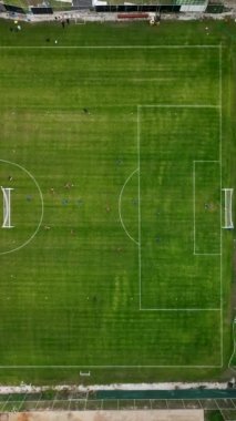 Bu dikey videoyla dinamik futbol talimlerinin dünyasına dalın. Oyuncular yeteneklerini geliştirip hazırlanırken yemyeşil çimen tarlasında yapılan antrenmanın yoğunluğuna tanık olun.