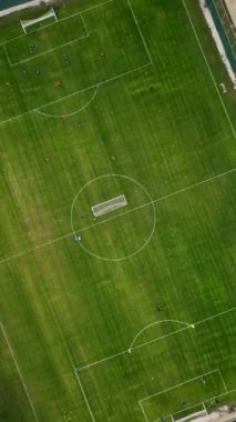 Bu dikey videoyla futbol ateşini yakalayarak yeşil bir sahada bir futbol takımının heyecan verici antrenman oturumunu sergileyeceğiz. Oyuncular olarak enerjiyi, arkadaşlığı ve beceriyi tecrübe edin.