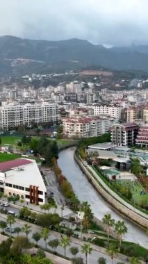 Bu dikey videoyla denizin serenatında Alanya 'nın büyüleyici sahil güzelliğini yakalayın. Canlı duvar kağıdının, huzurlu atmosferin tadını çıkar.