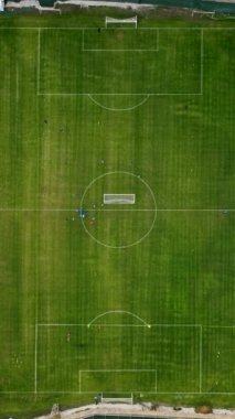 Kendini bu dikey videoyla futbol antrenmanının heyecanına bırak. Oyuncular beceri, strateji ve takım çalışmalarını gösterirken, yeşil sahadaki dinamik eğitim oturumuna tanık olun.