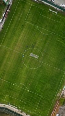 Bu dikey videoyla futbol antrenmanının yoğunluğundan büyülenmek. Oyuncuların yeşil çimlerde her şeylerini verişini izleyin. Tutkularını, azimlerini ve aşklarını gösteriyorlar.