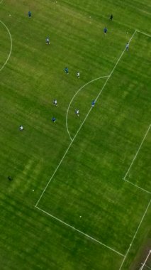 Bu heyecan verici dikey videoyla futbol eğitimini kavrayın. Oyuncular limitlerini zorlarken, yeteneklerini keskinleştirirken ve yeşil çimenler üzerinde takım çalışmalarını geliştirirken yolculuklarını takip edin.