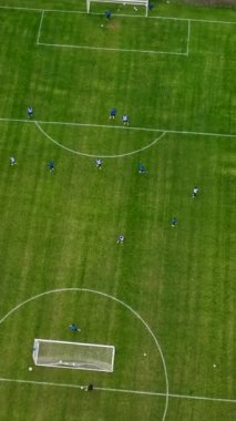 Bu dikey videodaki dinamik futbol becerilerinin heyecanına tanık olun. Oyuncular yeşil alanda yeteneklerini gösterirken çevikliği, tekniği ve hassasiyeti tecrübe edin..