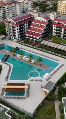 Dinamik Futbol Tatbikatları: Bir Sahil Eğitim Üssünde Yoğun Eğitimi Dikey Video Yakalıyor.