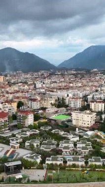 Kendinizi bu dikey videoyla bir hava senfonisine daldırın. Bulutlu deniz manzarasının sanatsal keşfine tanık olun, dramatik renkleri yakalayın.