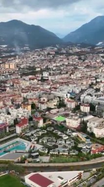 Bu dikey videoyla sisin içindeki gizemi araştır. Bırakalım da dronlar deniz manzarasının esrarengiz güzelliğini, dramatik renkleri gözler önüne sererek göstersinler.