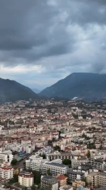 Kendinizi bu dikey videoyla Alanya 'nın büyüleyici şehir manzarasına daldırın. Göz kamaştırıcı bir mimariyle karşılaşacağınız bu güzel yere huzurlu bir yaz tatili planlayın.