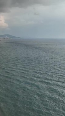 Bu dikey videoyla Alanyas 'ın güzel şehir manzarasının cazibesini keşfedin. Unutulmaz bir yaz tatili için bu büyüleyici yere kaçın. Orada büyüleyici caddeler tarafından karşılanacaksınız.