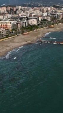 Kendinizi bu dikey videoyla Alanyas şehir manzarasına daldırın. Unutulmaz bir yaz inzivasında kalıcı anılar yarat. Çevrende büyüleyici sokaklar, kültürel gösteriler ve...