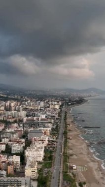 Bu dikey videoyla Alanyas kentsel vahasında unutulmaz bir yaz deneyimi yaşayın. Şehrin güzelliğini keşfedin, büyüleyici caddelerle karakterize edilmiş.,