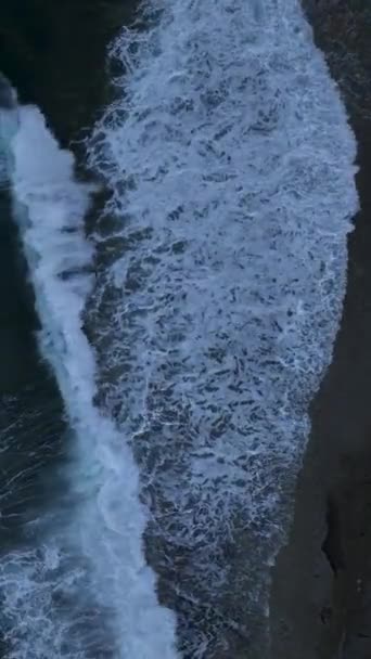 Виконує Повітряне Дослідження Туманного Морського Пейзажу Цьому Вертикальному Відео Свідок — стокове відео