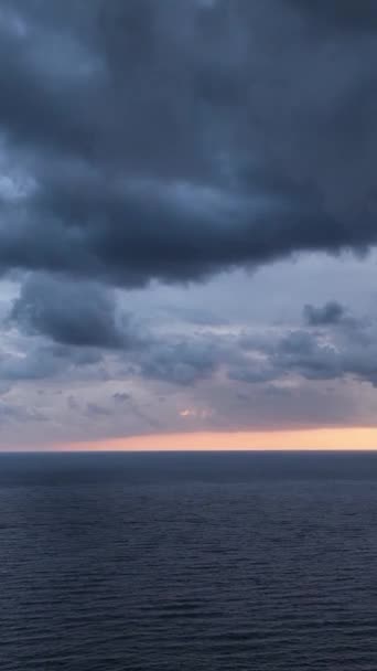 Objevte Klidnou Krásu Mořského Mysu Oblačném Počasí Prostřednictvím Tohoto Vertikálního — Stock video