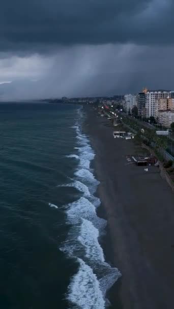 Kendinizi Dikey Videoda Sahilin Dramatik Güzelliğine Daldırın Sisli Bulutların Özünü — Stok video