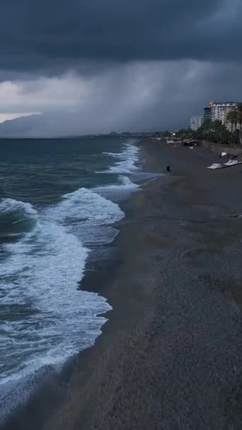 Temukan Keindahan Tenang Dari Pemandangan Laut Dalam Cuaca Mendung Melalui — Stok Video