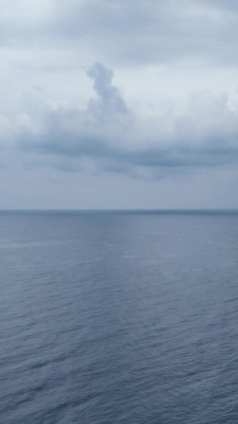 この垂直ビデオでは 地中海沿岸の海辺の雰囲気の美しさに身を浸します 劇的な色と息をのむような空中ドローン映像を見る — ストック動画