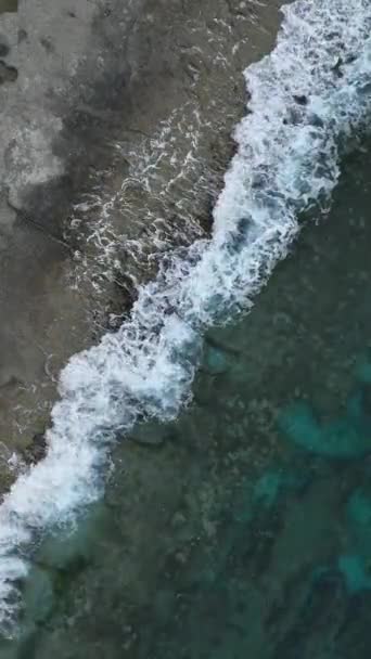 Viaggio Etereo Video Verticale Con Foggy Seascape Scene Strada Ipnotizzanti — Video Stock