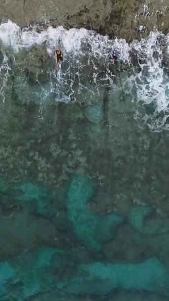 Взгляните Величие Горизонта Этом Вертикальном Видео Запечатлев Красоту Туманных Облаков — стоковое видео