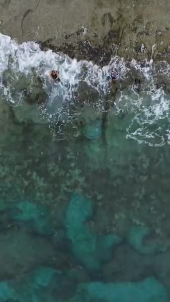 Погрузитесь Безмятежные Сумерки Этого Вертикального Видео Демонстрируя Облачный Морской Пейзаж — стоковое видео