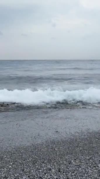 Dikey Videoyla Huzur Dolu Bir Dünya Girin Bulutlu Bir Deniz — Stok video