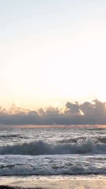 Dikey Videoyla Alanyas Sahil Güzelliğinin Sakinliğini Keşfedin Sakinleştirici Duvar Kağıdına — Stok video