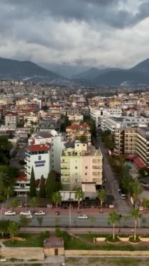 Bu dikey videoyla Alanyas 'ın çarpıcı deniz manzarasıyla gözleriniz bayram etsin. Dinamik canlı duvar kağıdını deneyin.