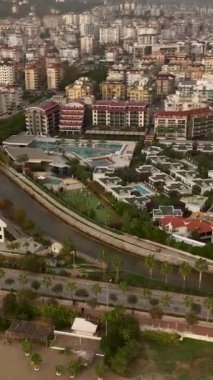 Alanya 'nın üstündeki gökyüzünü aydınlatan nefes kesici gökkuşağı görüntüsünü yakalayan bir dronun büyüleyici görüntüsü büyüleyicidir. Canlı renkler ve çarpıcı manzara bunu görsel bir ikram haline getiriyor..