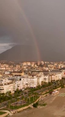 Kendini siklonik gökkuşağının sihrine daldır. İnsansız hava aracı bu olağanüstü doğa olayını Alanya şehrinin üzerinde yakalar. Dönen renkler ve çağlayan yağmur damlaları