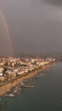 Havadan çekilen görüntüler büyüleyici şehir Alanya 'nın üzerindeki gökkuşağının zarif dansını yansıtırken renklerin senfonisine tanık olun. Canlı renkler ve doğal güzelliğin ahenkli karışımı görsel bir şey yaratır.