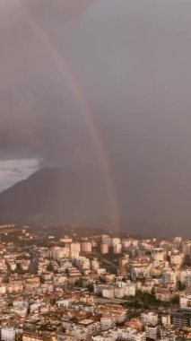 Bir dronun Alanya 'nın ruhani güzelliğini yukarıdan yakaladığı gibi kendinizi doğanın senfonisine daldırın. Karşınızda büyüleyici çift gökkuşağı ve siklonik yağmur.
