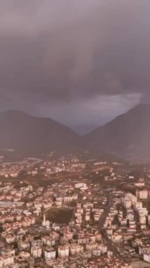 Bu dikey video boyunca gerçeküstü bir yolculuğa çıkın, Alanyas 'ın çift gökkuşağı ve siklonik yağmurun insansız hava aracı görüntülerini ve nefes kesici şehir manzaralarını gösterin.