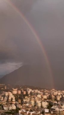 İHA 'nın, bulutlu prizma boyunca parlayan ve nefes kesen Türk kenti Alanya' nın üzerine yağan siklonik yağmurun eşlik ettiği çift renkli gökkuşağını görüntülediği gerçeküstü güzelliği deneyimleyin.