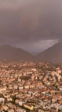 Bu büyüleyici dikey video sayesinde Alanya 'nın dinginliğini keşfedin. İHA görüntülerinde çift gökkuşağı ve siklonik yağmurun yanı sıra şehir panoramik gökyüzü...