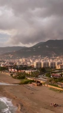 Bu dikey videoyla bir deniz kenarı aşk hikayesini kucaklayın. Huzurlu deniz manzarası ve canlı duvar kâğıdı sahildeki özel anlarınız için romantik bir ortam yaratsın..