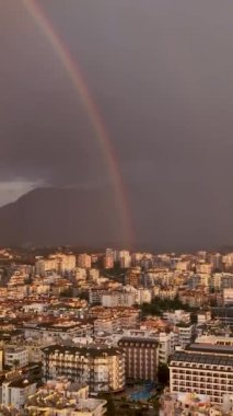 Kendini bu dikey videoyla deniz manzarasında aşkın güzelliğine daldır. Sahilde romantik bir randevu yaşayın, büyüleyici duvar kağıtları atmosferiyle çevrili..