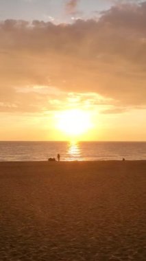 Bu dikey videoyla bir deniz kenarı aşk hikayesini kucaklayın. Huzurlu deniz manzarası ve canlı duvar kâğıdı sahildeki özel anlarınız için romantik bir ortam yaratsın. Anahtar sözcükler: dikey video, deniz kenarı
