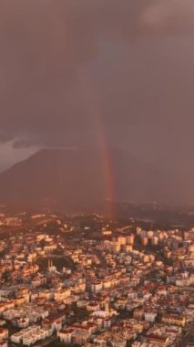 Güneş batarken denizin üzerindeki gökkuşağının ışıl ışıl güzelliğine bakın. Bu dikey videoda, doğa şaheseri. Büyüleyici deniz manzarası ve canlı duvar kağıdı sizi görsel bir yolculuğa çıkarsın.