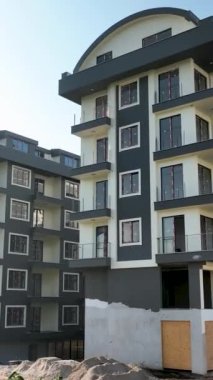 Türkiye 'nin Alanya kentindeki elit ev inşaatını gösteren bu dikey video görüntüleriyle muhteşem bir deniz manzarası karşısında kendinizi zenginlik dünyasına daldırın. Karmaşık inşaat sürecini keşfedin