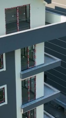 Seçkin evler güzel Akdeniz kıyısında şekillenirken dönüşüme tanık olun. İnşaat sürecini keşfedin ve lüks sahil yaşamını hayal edin..