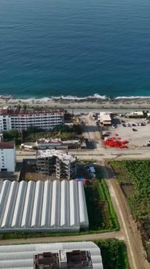 Elit bir mahallenin yükselişini bu dikey videoda, lüks mülklerin verimli muz tarlaları ve seralarla uyumlu bir şekilde var olduğu yerde yaşayın. Kendini canlı duvar kağıdına batır.