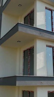 Bu dikey videoda iş yeri inşaatının dinamik dünyasına tanık olun. Başarı için zemin hazırlayan gayrimenkul projelerini araştırın..