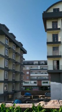 Bu dikey videonun son dokunuşunu keşfedin ve muhteşem Akdeniz 'in ticari gayrimenkul inşaatının tamamlanışını yakalayın. Kendinizi canlı duvar kağıdına daldırın ve...