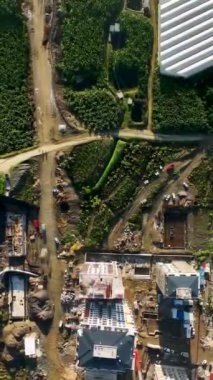 Akdeniz yakınlarındaki başarı hikayesine tanık olun. Bu dikey video büyüleyici sahil şeridi ile iş yeri inşaatının son halini çekiyor. Kendini canlı duvar kağıdına batır.