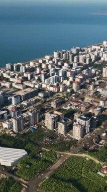 Bu dikey videoda Akdeniz kıyılarının potansiyelinin kilidini açın, ev ve ofis binalarının inşası için arazi araştırmaları yürütüyoruz..