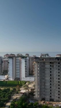 Türkiye 'nin Alanya kentindeki yeni arsaların açılışı, bu dikey videoda ev ve ofis binalarının inşası için bir arazi araştırması yapıyoruz. Kendini canlı duvar kağıdına batır.