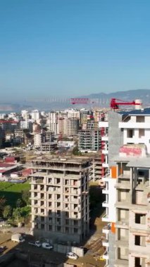 Bu dikey videoda çekilen resim gibi Akdeniz yeşilliğinin ortasındaki ev inşaatının huzurlu güzelliğine dalın..