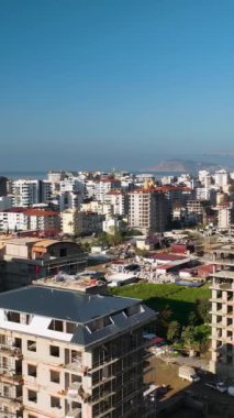 Bu dikey videoda muzlu ağaçlar ve sakin Akdeniz ile çevrili görkemli evlerden büyüleneceksiniz..