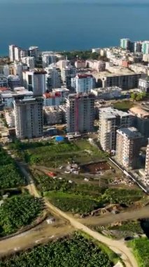 Yeşil muz tarlalarının ve Akdeniz 'in güzelliğini gözler önüne seren gökyüzü manzaralı, aranan kıyı bölgesinde evler ortaya çıkarken bir kalkınma senfonisine tanık olun..