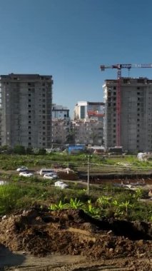 Sakin Akdeniz kıyısındaki yemyeşil muz çiftliklerinin arasına yerleşmiş, aranan bir turizm beldesinde evler şekillenirken sakin bir inziva keşfedin..
